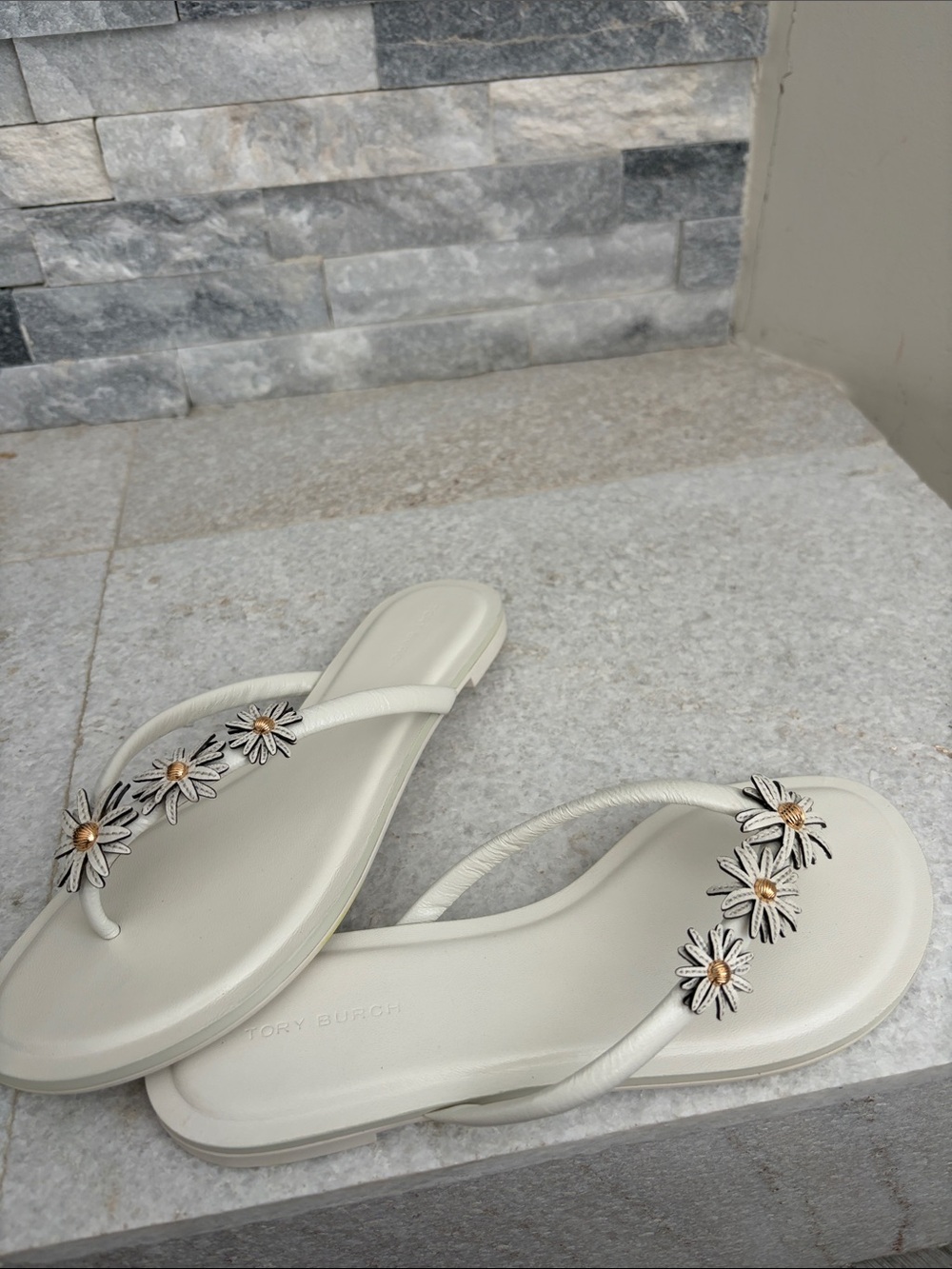 Tory Burch chelsea white leather daisy flip flop sandals brand new